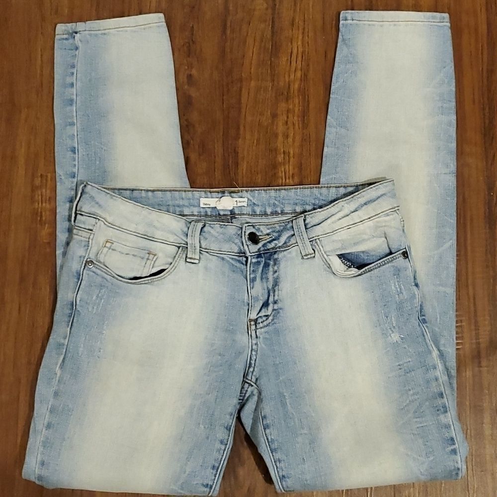 2.1 denim 32 around waist/hips, 8in rise, 29.5 long skinny